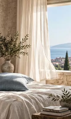 Camera da letto con tende e cuscini in lino